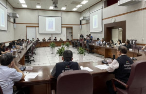 中市府環保局邀集交通局、停車管理處、中捷公司、各大專院校以及共享機車業者，討論推動「共享機車進校園」，解決學生通勤停車問題，也可以有效降低空污、達到減碳效益。（圖/臺中市政府環境保護局）