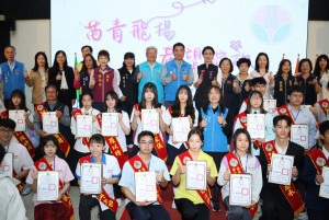 慶祝青年節　鍾東錦表揚64位優秀學校、社會青年