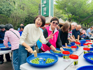 「 2026南投梅子節－春分一簍梅」28日開幕活動在信義鄉農會梅子夢工廠，南投縣長許淑華與民眾一起製作脆梅。(圖/記者賴淑禎攝)