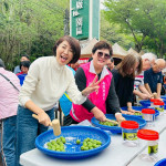 「 2026南投梅子節－春分一簍梅」28日開幕活動在信義鄉農會梅子夢工廠，南投縣長許淑華與民眾一起製作脆梅。(圖/記者賴淑禎攝)