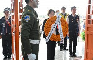 春祭國殤莊嚴登場，王惠美率各界追思英烈致敬忠魂。圖／彰化縣政府提供