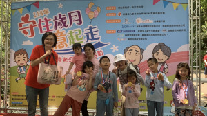 開心完成健走活動，領取大禮包及完賽獎牌。