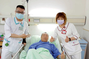 弘光科大後護系校友李家和（左）因知道自己要追求的是什麼，在校學習非常認真。（弘光科大提供）