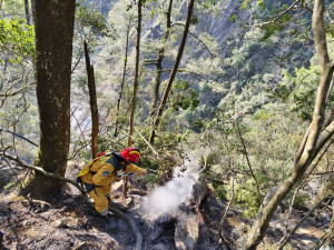 森林火災地面搶救。(新竹分署提供)