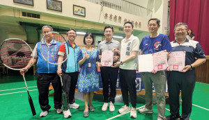 立法委員廖偉翔與運彩公會理事長何昱奇致贈比賽用高階羽球給中市萬和國中羽球隊，萬和國中校長周鳳珠代表接受，立法院副院長江啟臣也在場見證這場贈球盛事。