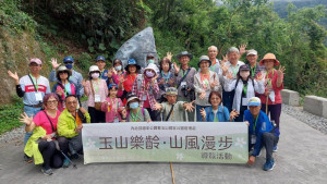 2025玉山樂齡桐花導覽活動，參加活動樂齡朋友開心與玉山解說志工拍照紀念。（圖/玉管處提供）