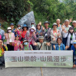 2025玉山樂齡桐花導覽活動，參加活動樂齡朋友開心與玉山解說志工拍照紀念。（圖/玉管處提供）