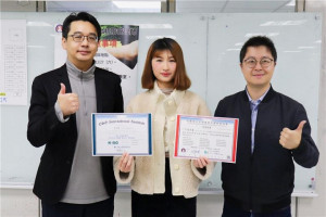 中華大學USR辦公室主任周宏宇（右）與 TISDA 秘書長吳逸楓（左）肯定學員於ESG專業上的表現。