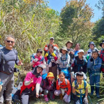 南投分署派由護管員洪金宗(左一，布農耆老)引領久美國小同學。（圖/林業保育署南投分署提供）