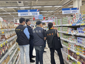 桃市府辦理塑膠袋聯合稽查，嚴防囤積與哄抬行為。
