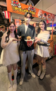 東京池袋名店「爆彈燒本舖」的巨無霸章魚燒，以直徑8公分的震撼體型著稱，外皮微焦香脆且內餡飽滿。