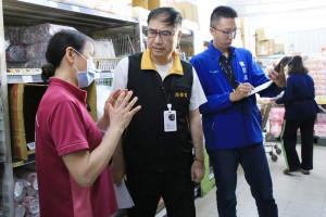 嘉義市消保官黃崇傑針對轄內數間包材批發商及零售批發商進行庫存盤點與價格監測，掌握關鍵原物料流向／嘉義市府提供