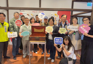 文化局長朱淑敏等與貴賓一起拉開百年寶箱。