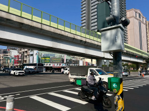 中清路二段與文心路三段口有聲號誌