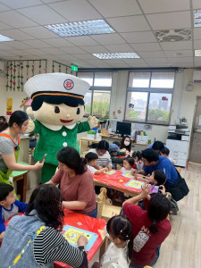 新竹郵局辦理「郵愛童心－童趣沙畫郵寄明信片」活動。