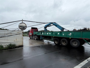 大型車輛勾扯電線導致整排電線桿倒塌。