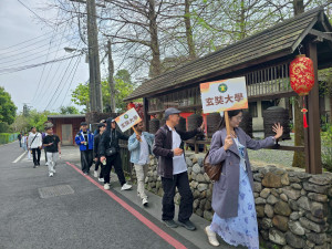 學生體驗宜蘭北后寺的轉經輪。