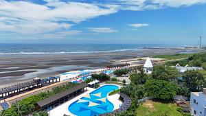 向海那漾露營場緊臨大安濱海樂園海景迷人