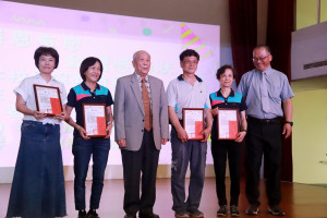 五育高中表揚資深教職員工。（記者扶小萍攝）