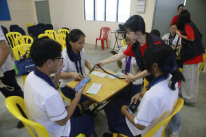 賴芊樺同學赴馬來西亞帶領當地學童進行生活課程學習。