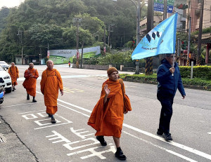 福智傳心委員陪同國際僧侶於台灣進行「為世界和平而走」行動