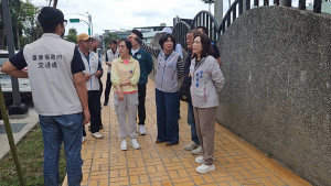 太平溪緊急疏濬、臺東高中周邊人行環境改善將完工　饒慶鈴視察慰勉同仁辛勞