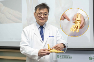 兒童骨科主任王偉勛醫師手持足部模型，講解腳踝韌帶斷裂與手術修復。圖／彰基醫院提供