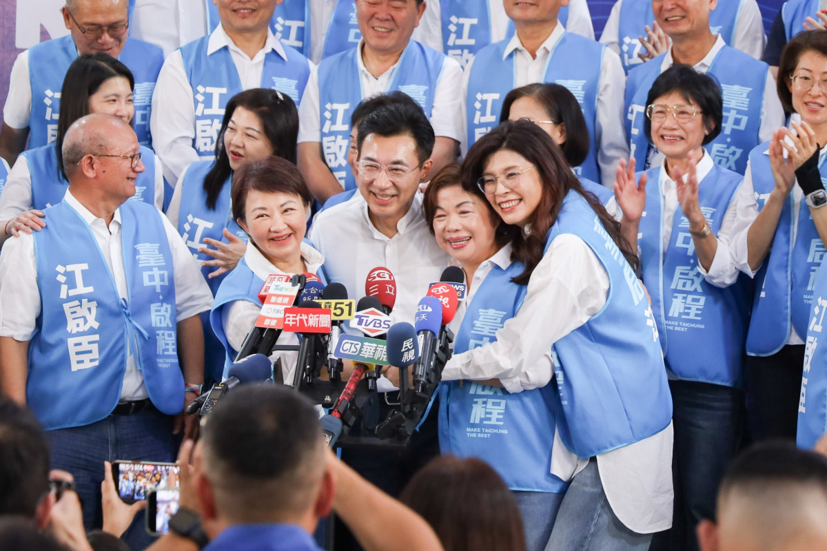 臺中市長盧秀燕（左起）、國民黨臺中市長參選人江啟臣、立委楊瓊瓔、國民黨主席鄭麗文團結迎戰。