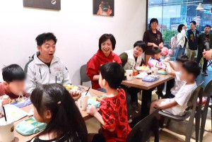 何欣純和兒童吃早餐。林重鎣