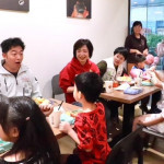 何欣純和兒童吃早餐。林重鎣