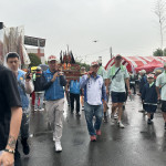 王副縣長張市長等扛起玄天上帝神尊出發往受天宮會香。（記者扶小萍攝）