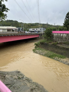 寶山鄉長邱振瑋聯繫新竹市政府，將青草湖氣墊壩降至最低並進行洩洪，緩解鄉內溪水水位漲勢。