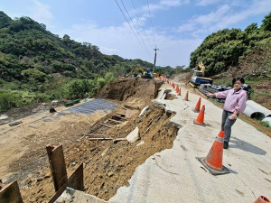 大雨路坍方。林重鎣