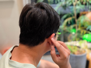 鼻咽癌部分患者於放療後出現耳鳴、耳悶等症狀，應及早就醫評估，透過中西醫整合照護，可改善後遺症提升生活品質。(情境照，非當事人)