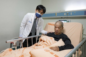 小細胞肺癌雖被視為難以治癒，但在彰基與林聖皓主任（左）的照護下，謝先生走過十多年抗癌路，感恩地說，「真的讓我多活了好幾年。」圖／彰基提供