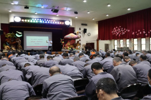 主持人曾陽晴博士為受刑人禱告。