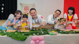 蘇副市長用竹籤穿過牛汶水體驗牛汶水串串。