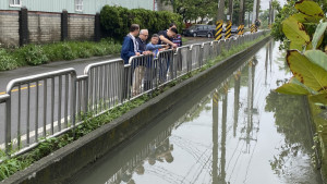 「浮圳」因水面幾乎與路面等高，每逢豪雨經常漫溢路面，造成鄰近民宅、工廠淹水。