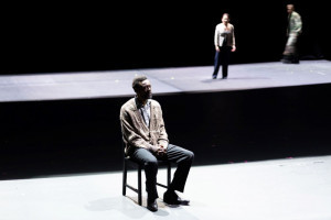 台中國家歌劇院-路易霧靄劇團《兩韓統一》，透過描繪看似親密卻難以真正融合的矛盾，隱喻如南北韓般相連卻分裂的狀態。(圖/台中國家歌劇院©Agathe Pommeratt)