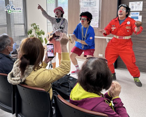 紅鼻子醫生於新竹臺大分院候診區演出，帶動現場氣氛，陪伴病人度過候診時光。