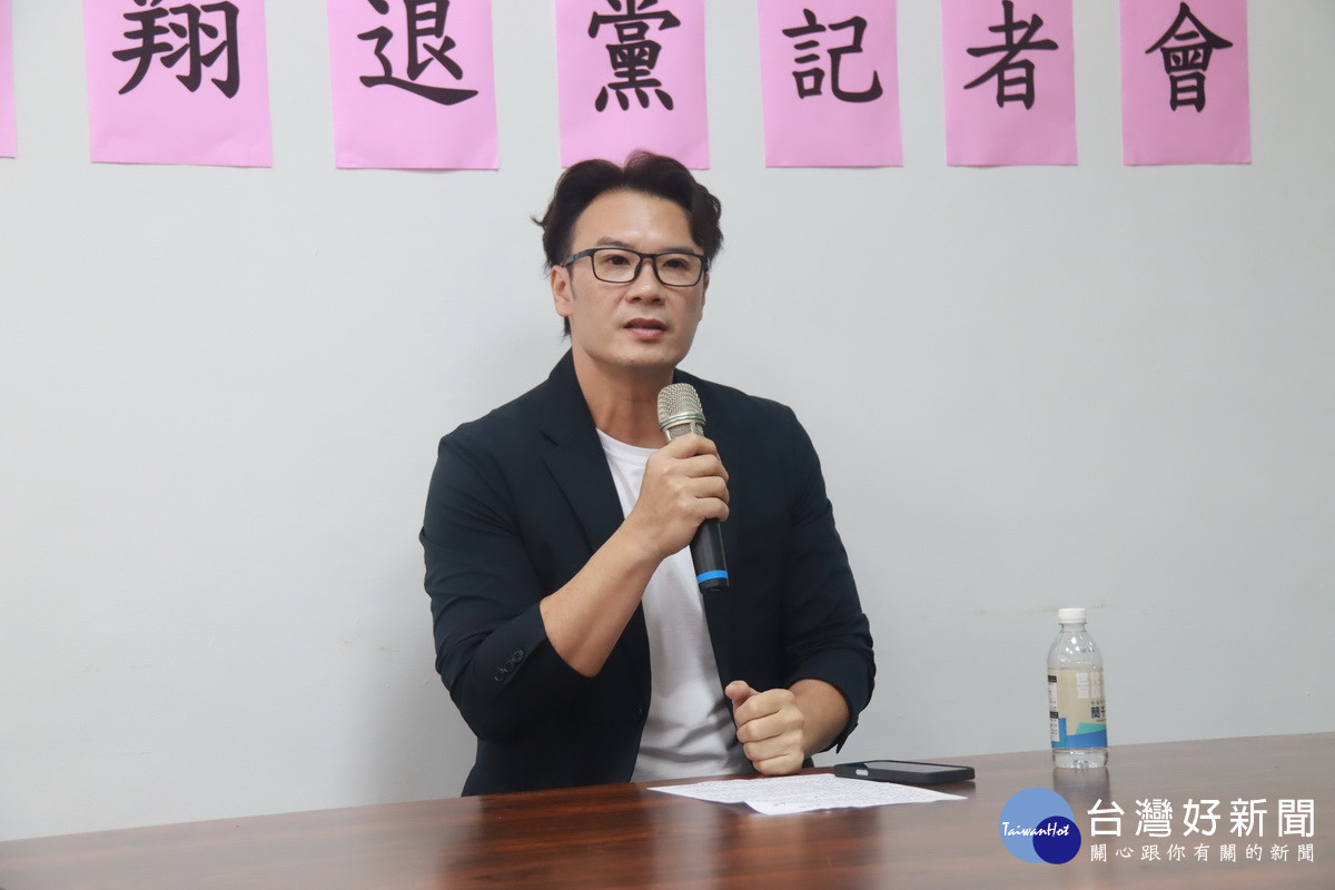 南投縣唯一民眾黨議員簡千翔宣布退黨以無黨身分參選。（記者扶小萍攝）