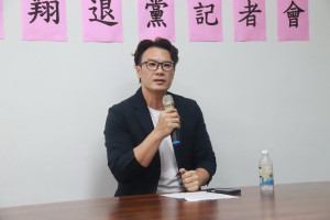 南投縣唯一民眾黨議員簡千翔宣布退黨以無黨身分參選。（記者扶小萍攝）