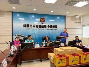 中藥行致贈補品挺壢警守護治安。