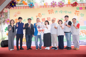 嘉義市政府今(9)日舉辦「來自大愛善順心‧銀光燦爛映花間」長照交通車捐贈儀式／市府提供