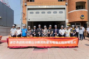 與會貴賓進行開工敲磚儀式。