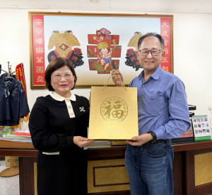 大安區肉品市場副主任王明華屆齡退休，大安區農會總幹事蔡建宗代表全體職員工感謝其長年對市場的貢獻，深深表達誠摯敬意。（記者陳榮昌攝）