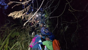山友雙龍林道3.5K摔傷警義消暗夜救援。（圖/南投縣政府消防局提供）
