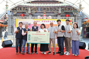 嘉義城隍廟慈善會贊助嘉義市政府辦理「希望N次方‧青少年築夢專案」，今(11)日上於嘉邑城隍廟廟埕舉行捐贈記者會／市府提供