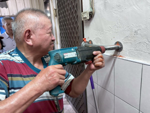 嘉義縣社會局與「社團法人笁樂種子基金會公益協會」11日結合全台各地施做扶手專家，完成安裝近500戶居家及公共空間的扶手／縣府提供