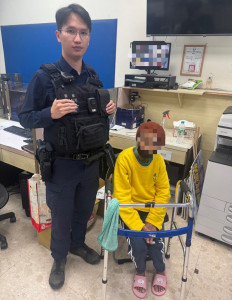 失智婦人跌倒送醫身分不明，楊梅警即時協助平安返家。